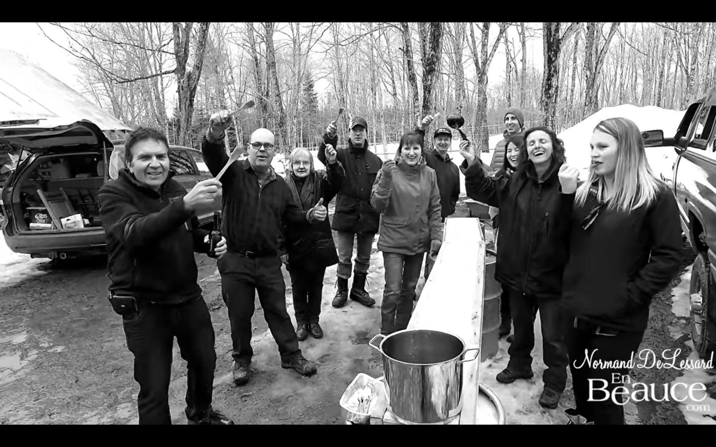 Normand présente des images d'une journée passée dans une cabane à sucre familiale.