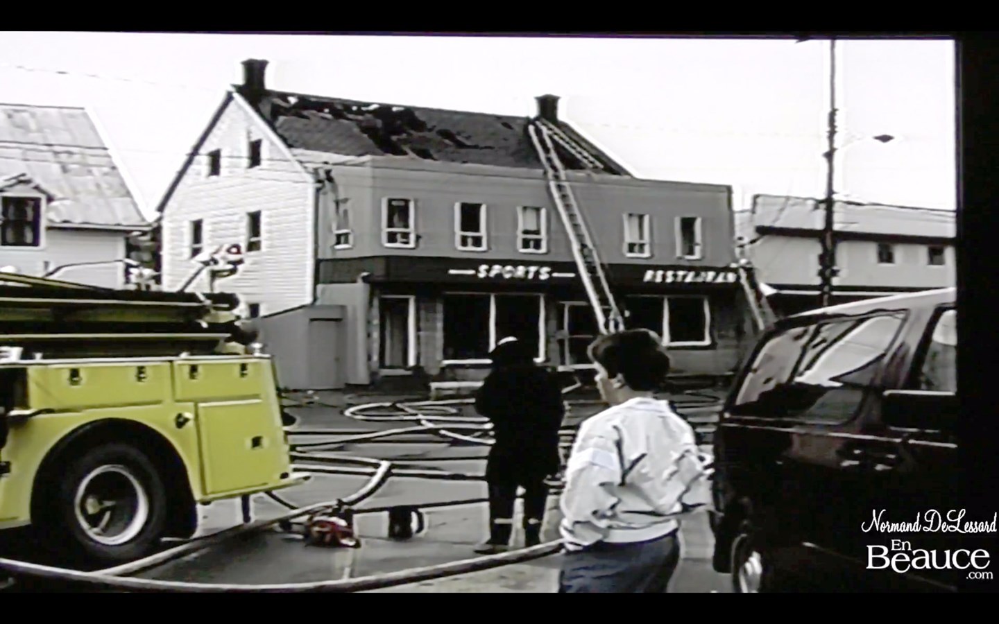 Normand présente des images de l'incendie ayant touché l'entreprise Poulin & Frères de Beauceville en avril 1990. 