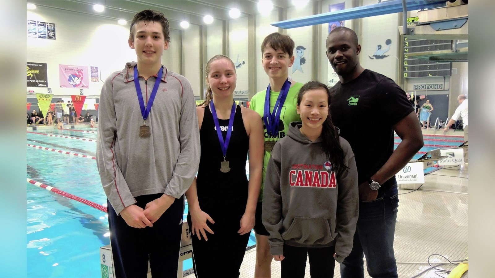 Les nageurs qui ont participé à la compétition de Rivière-du-Loup : Philippe Lacasse, Noémie Girard, Émerick Vachon et Julianne Tremblay, accompagnés de l'entraîneur-chef Ousseynou Mbaye.
