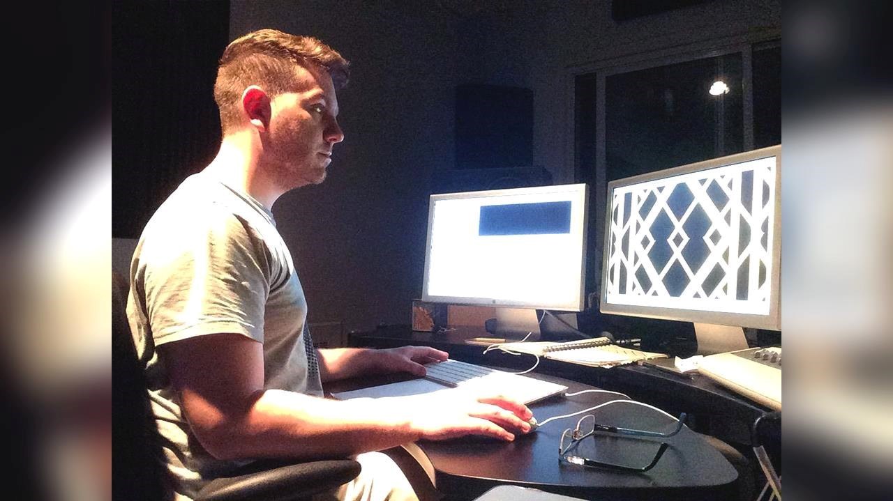 Frédérik Guay au travail au centre de création en arts médiatiques La Bande Vidéo à Québec.