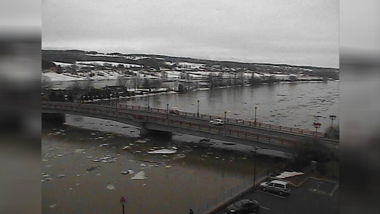 Le pont de la route 216 à 17 h 20.