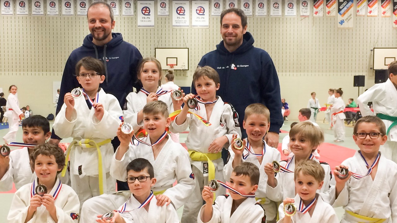 Les groupes U8 et U10 avec leurs entraîneurs Martin Beaulieu et Sylvain Michaud, à la remise des médailles.