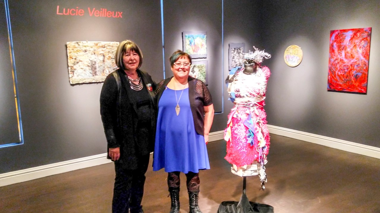 De gauche à droite, Louise Sénécal, commissaire de l'exposition, et Lucie Veilleux, artiste aux collages inédits.