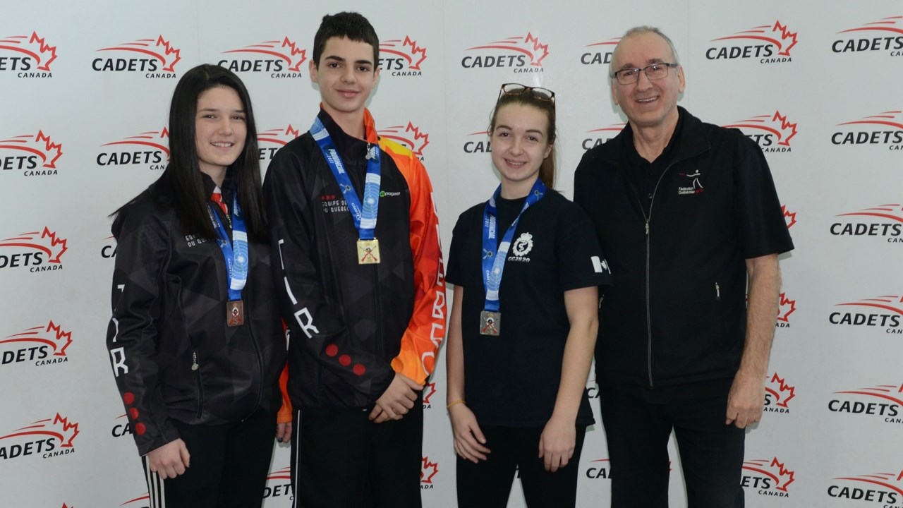 Kelly-Ann Maheu (à gauche) en compagnie des récipiendaires des médailles d'or et d'argent et du représentant de la Fédération québécoise de tir, Gérard Michaud.