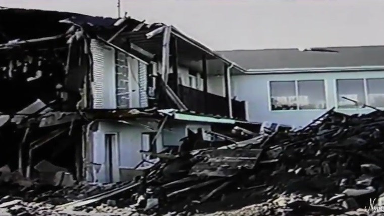 Normand présente des images d'un incendie qui a eu lieu à la fin des années 1980 au Motel Royal de Beauceville.