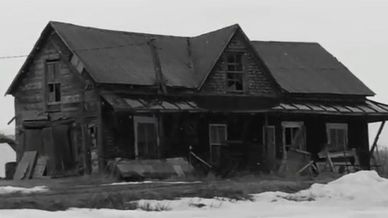 Normand présente des images de vieilles granges et maisons délaissées par le temps.