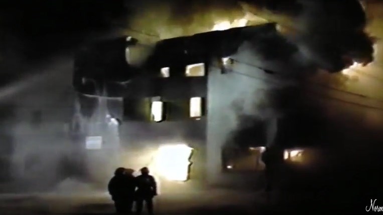Normand présente des images d'un incendie qui a eu lieu à l'Hôtel du Boulevard à Saint-Georges le 10 décembre 1989.