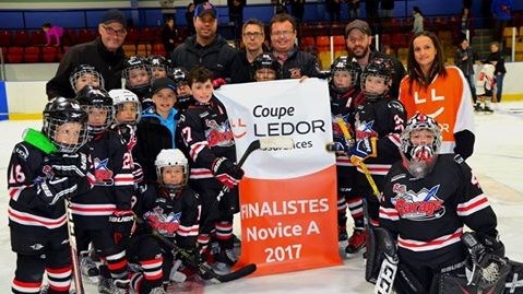 Rafael Giroux (genou au sol) et Mathieu Gilbert (gardien de but). 1ere rangée : Noah Fecteau, Raphaël Poulin, William Boulanger, Elliot Lacroix (blessé), Louis-Thomas Vallée, Louis-Philippe Ratté et Raphaël Poulin. 2e rangée : Justin Beaudoin, Alexandre Fortier, Noah Boily, Alexandre Gilbert et Mica Talbot. 3e rangée : Alain Gilbert (entraîneur adjoint), Charles-Éric Vallée (entraîneur chef), Yannick Poulin (entraîneur-adjoint), Organisateur du tournoi, Sylvain Giroux (entraîneur adjoint) et Commanditaire.