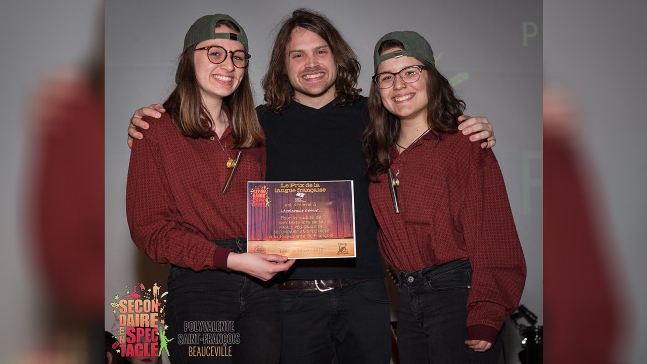 Le texte pour la pièce « La mélancolie d’Émilie » de Jade Turcotte et Andréanne Simard de la Polyvalente de Saint-Georges leur a permis de remporter 100 $ offerts par la Société nationale des Québécois et Québécoises pour la qualité du texte.