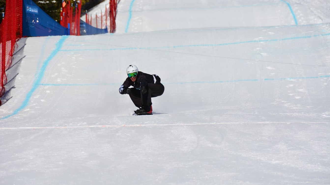 L'athlète de Sainte-Marie en snowboard cross Eliot Grondin.