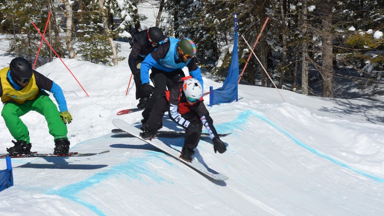 L'athlète de Sainte-Marie en snowboard cross Eliot Grondin.