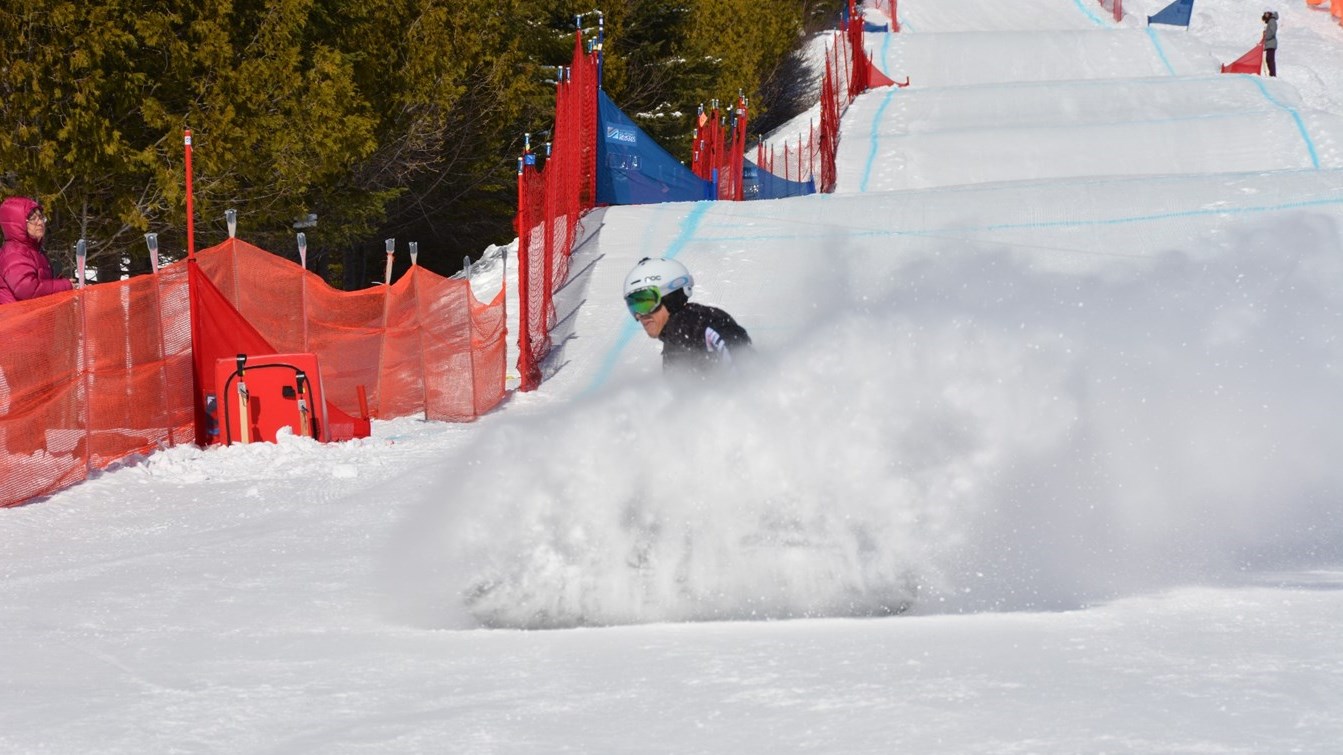 L'athlète de Sainte-Marie en snowboard cross Eliot Grondin.