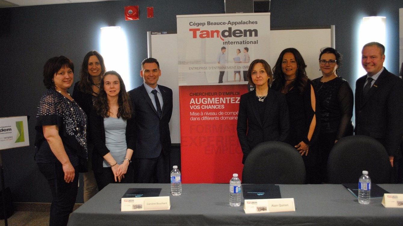 Caroline Bouchard, Alain Quirion et Nathalie Roy en compagnie des permanents de Tandem International.