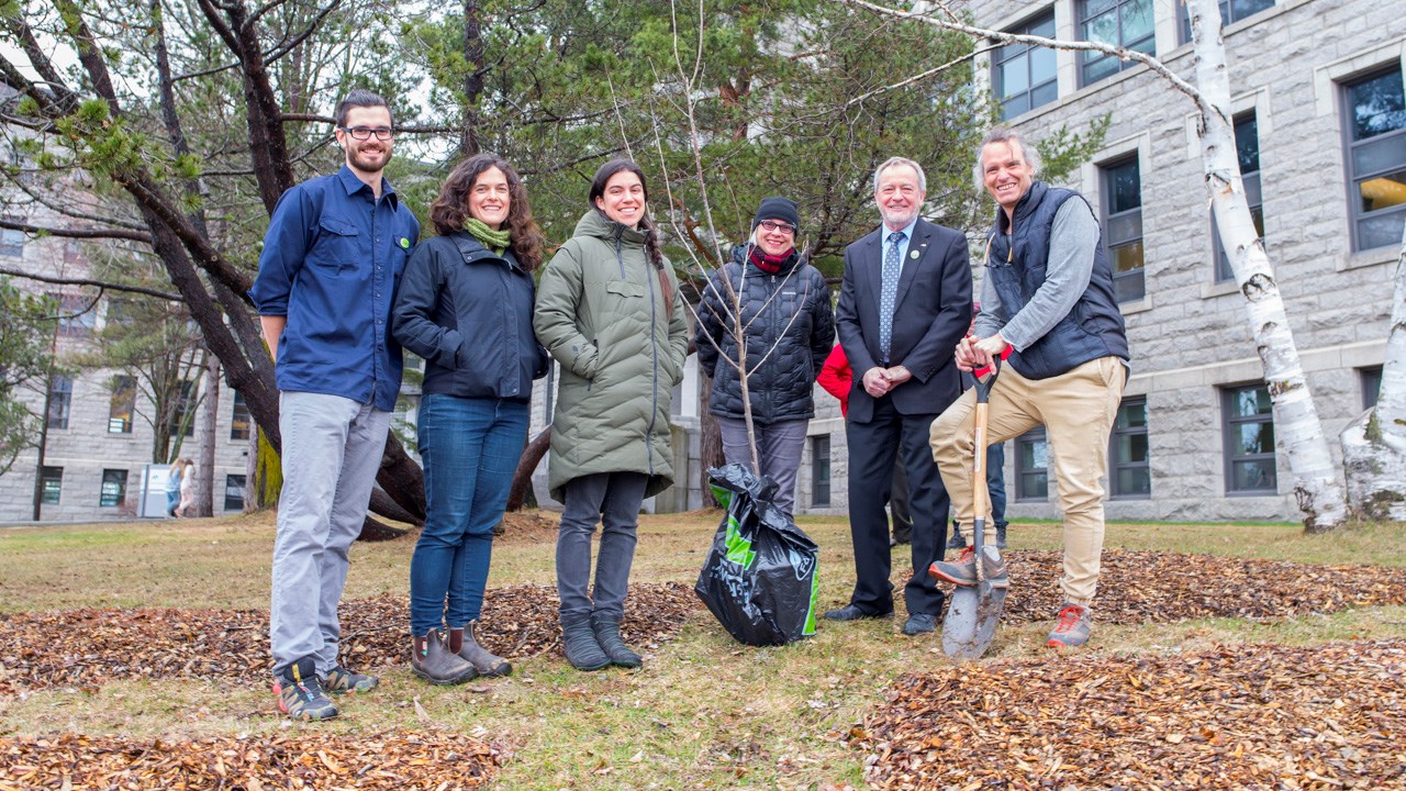 De gauche à droite sur la photo : Michel Baillargeon, porte-parole du Comité environnement responsable du Cégep, Kate Alvo et Marie-Hélène Jacques, co-fondatrices de Terracines, Marie-Claude Pelchat et Nicolas Rochette, piliers de l’environnement au Cégep, entourent Mario Landry, directeur général de l'établissement.
