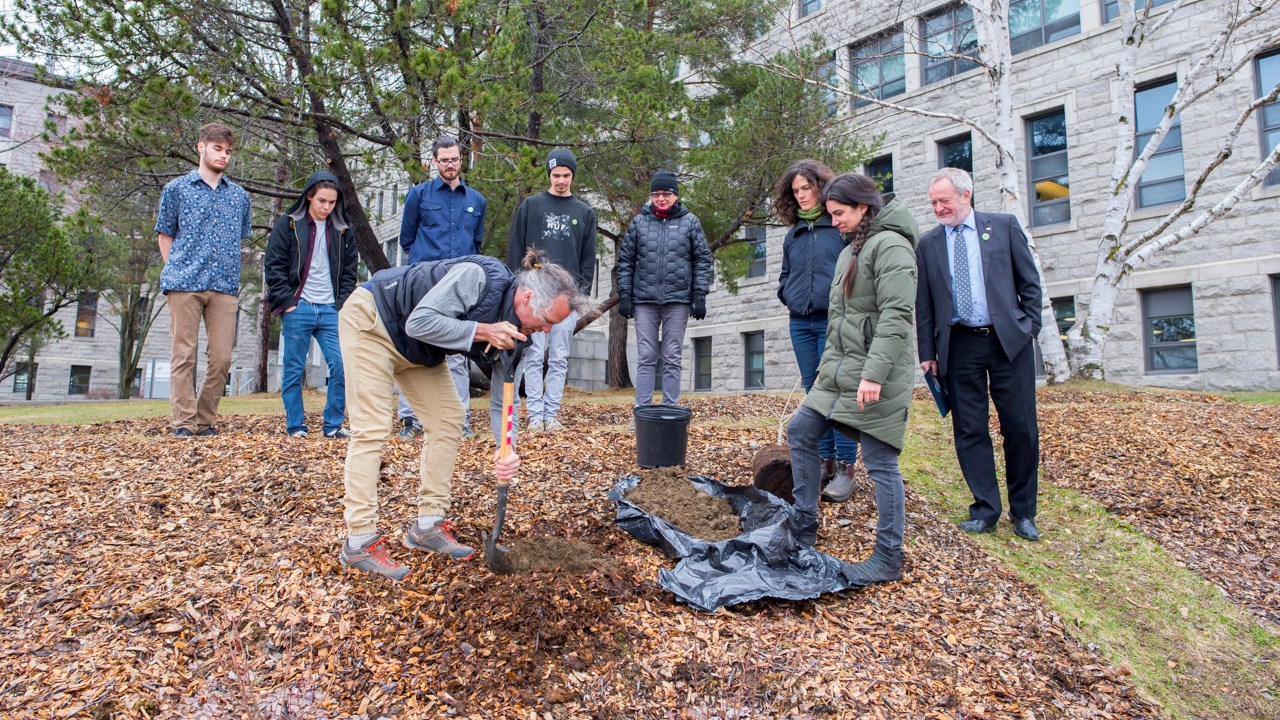 Un premier arbre a été planté ce matin sur le site de permaculture situé à l'extrémité sud de l'établissement.