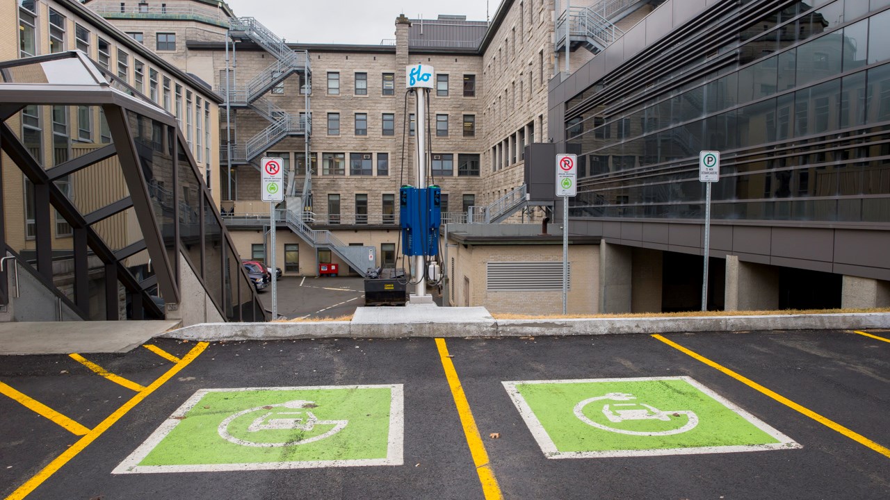 Des bornes de recharge pour véhicules électriques avaient été installées l'été dernier pour accompagner le virage écologique du Cégep.