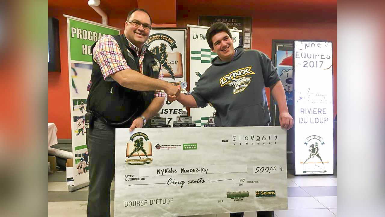 Le récipiendaire de la bourse d'études de 500 $, Nykolas Mendez-Roy, joueur des Lynx M13 de l'École Jésus-Marie de Beauceville.