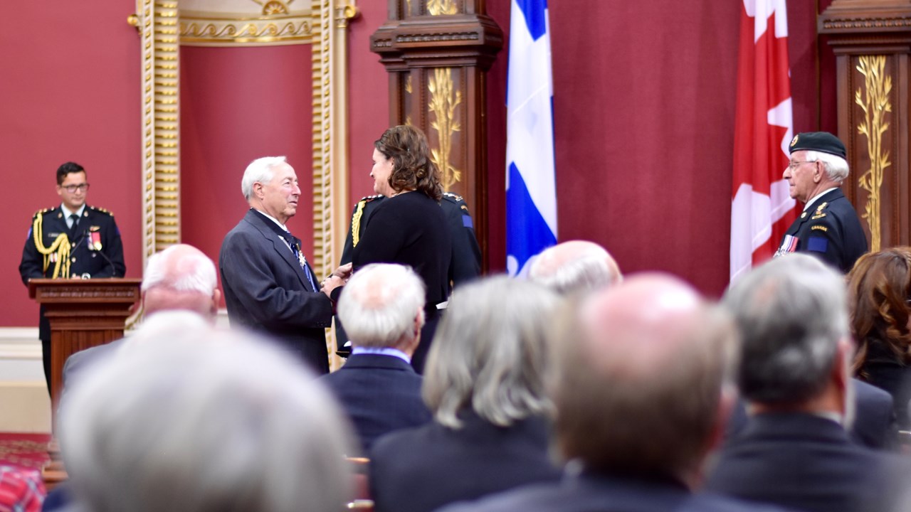 Hélène Rodrigue s'apprête à recevoir la médaille du souverain pour les bénévoles.