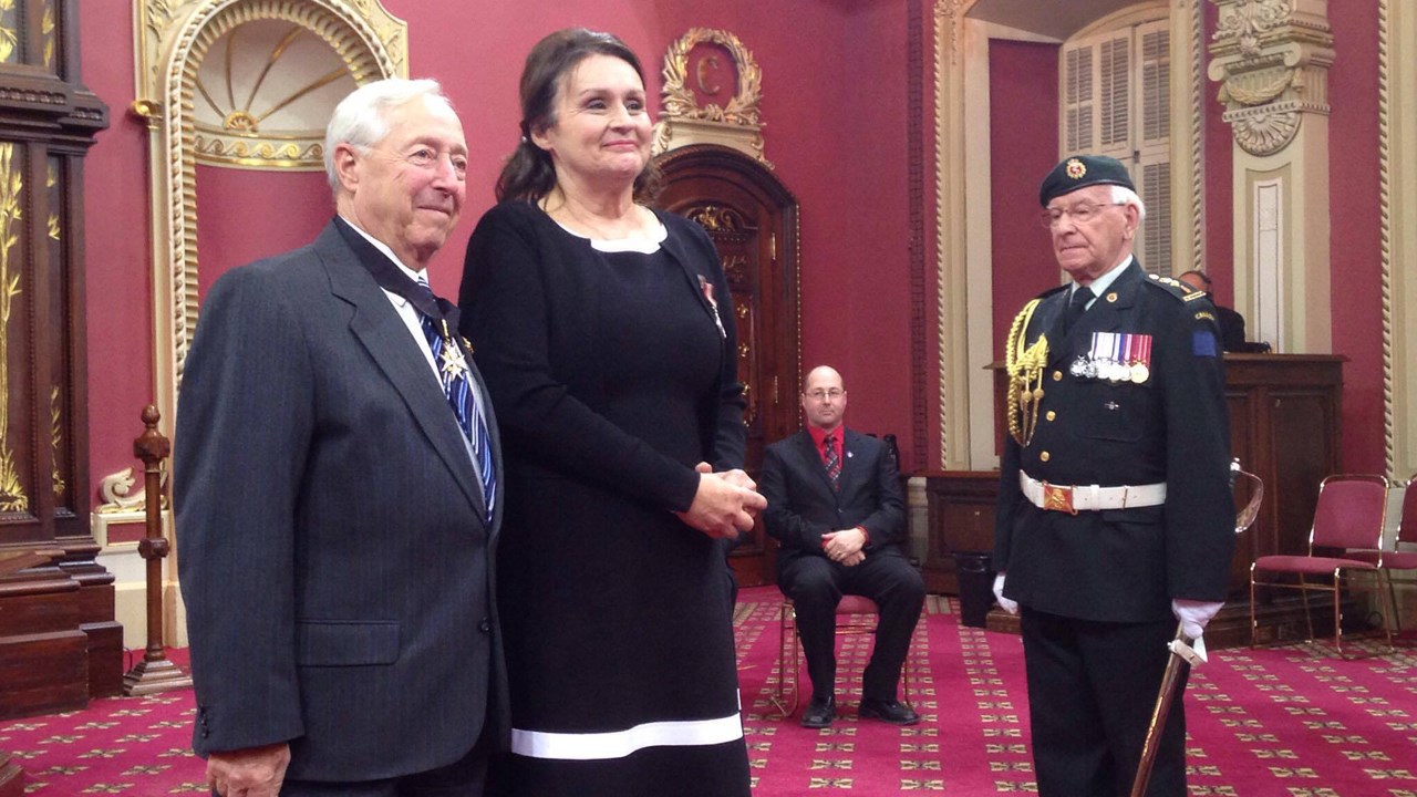 Hélène Rodrigue en compagnie du lieutenant-gouverneur du Québec, Michel Doyon, lors de la cérémonie.