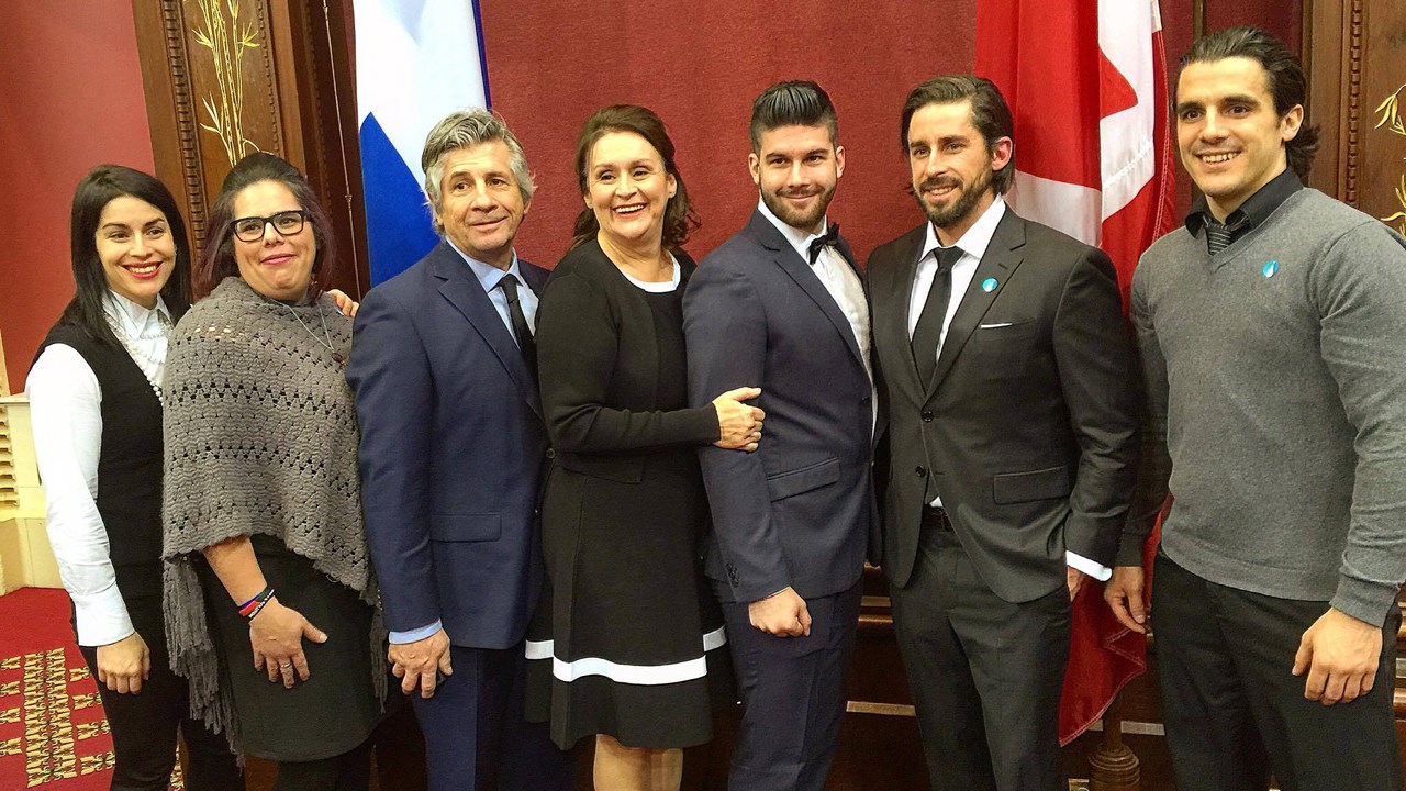 Mme Rodrigue en compagnie de son mari et de ses cinq enfants.
