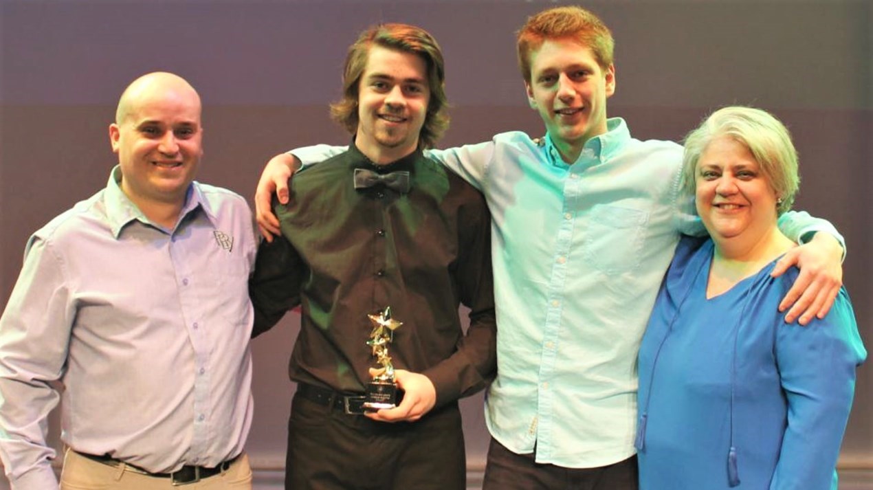 Simon Grenier, responsable des sports, Louis-Pierre Nappert, récipiendaire du trophée Marylène Laplante 2016-2017, Marcel Labrecque, récipiendaire du trophée Marylène Laplante 2015-2016 et Marie-Josée Fecteau, directrice de la Polyvalente Benoît-Vachon.