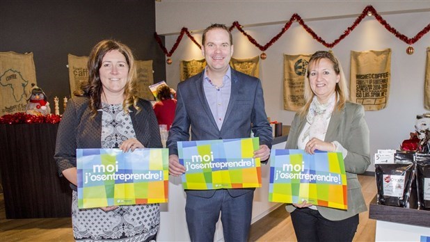 Dany Gilbert, présidente d'honneur de l'édition 2017 du Défi OSEntreprendre pour la région Chaudière-Appalaches, Éric Darveau, directeur général adjoint, développement du réseau et des partenariats et Christine Lévesque, coordonnatrice régionale du Défi.