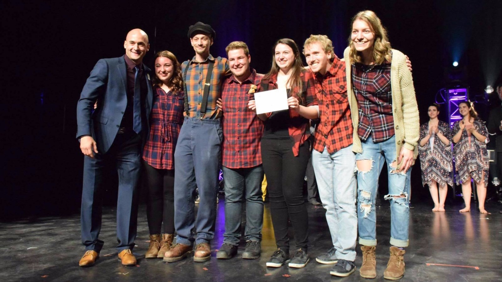 Le groupe Quidam, en compagnie du représentant de Desjardins, lors de la remise du prix Coup de cœur du public le samedi 29 avril dernier.