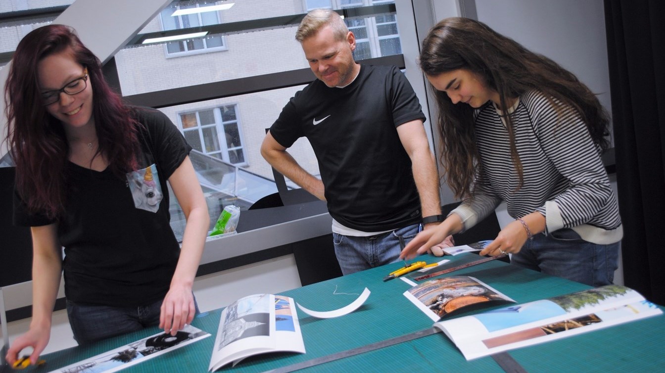 Des étudiants finissants en Arts visuels au Cégep Beauce-Appalaches qui fignolent les derniers préparatifs de leur exposition.
