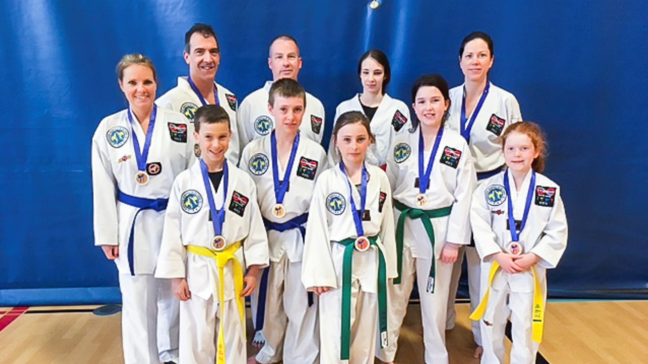 Sur la photo, de gauche à droite, Marie-Chantal Nadeau (argent), Claude Lessard (argent), Alec Bienvenue (argent), André Hains (argent), Félix-Antoine Bélanger (or), Émilie Bélanger (participante), Aurélie Roy (bronze), Coralie Vallée (or), Anne Dallaire (or), Marie-Joelle Vallée (bronze). Absents sur la photo : Anne Bourret (bronze) et Éric Valcourt (or).