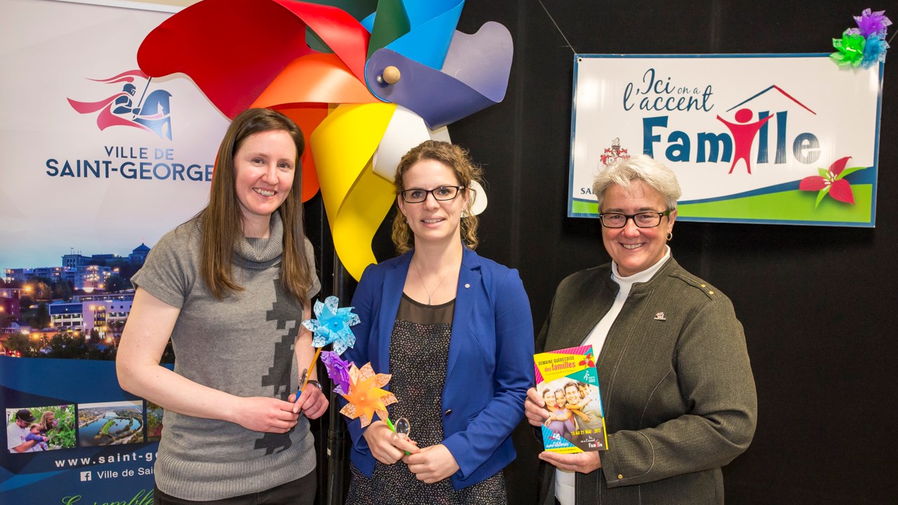 De gauche à droite, Christine Caron, coordonnatrice du Service des loisirs et de la culture de Saint-Georges, Manon Bougie, conseillère municipale et Carole Paquet, directrice du Service des loisirs.