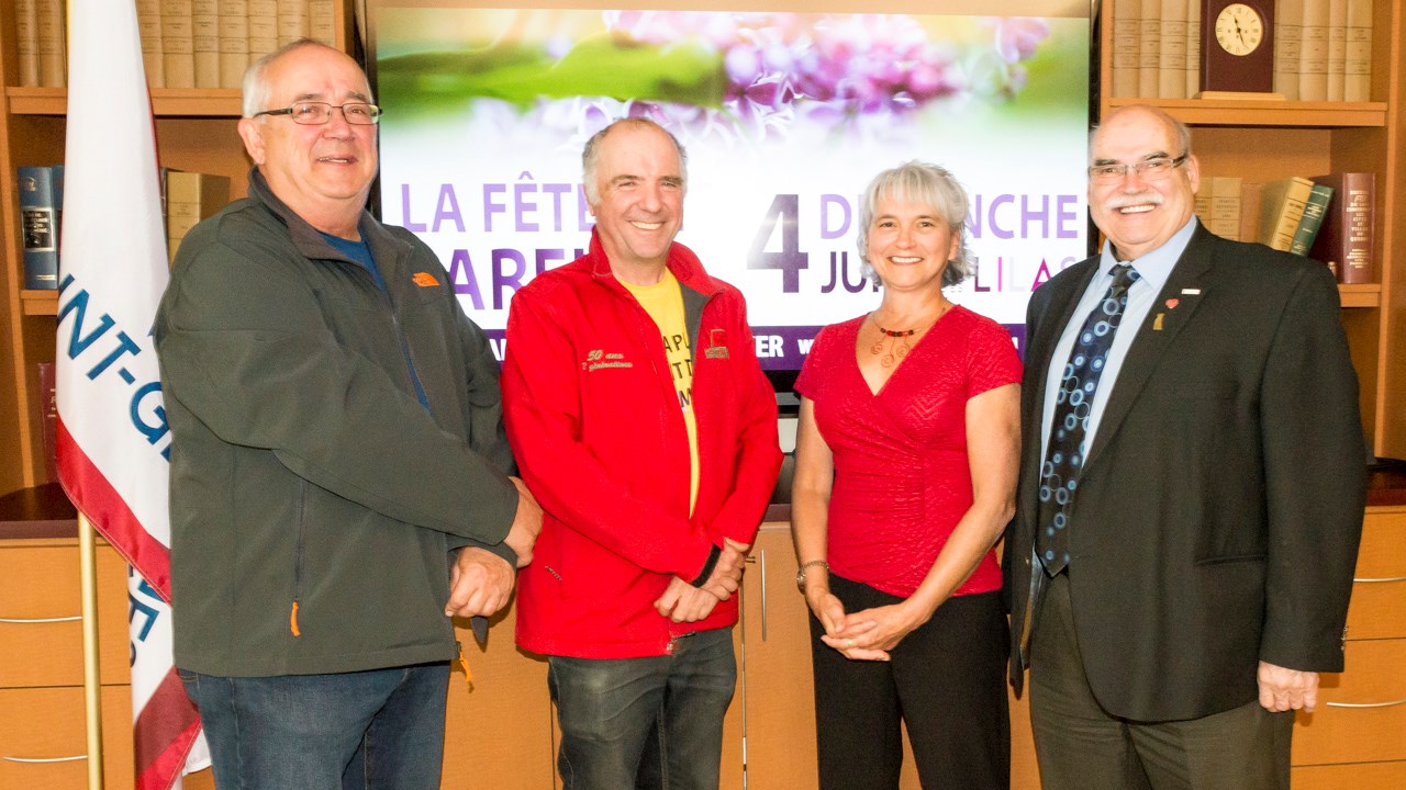 De gauche à droite, Simon Veilleux, trésorier du Musée des lilas, Christian Saint-Pierre, président, Julie Duval, secrétaire et Guy-Paul Côté, vice-président. 