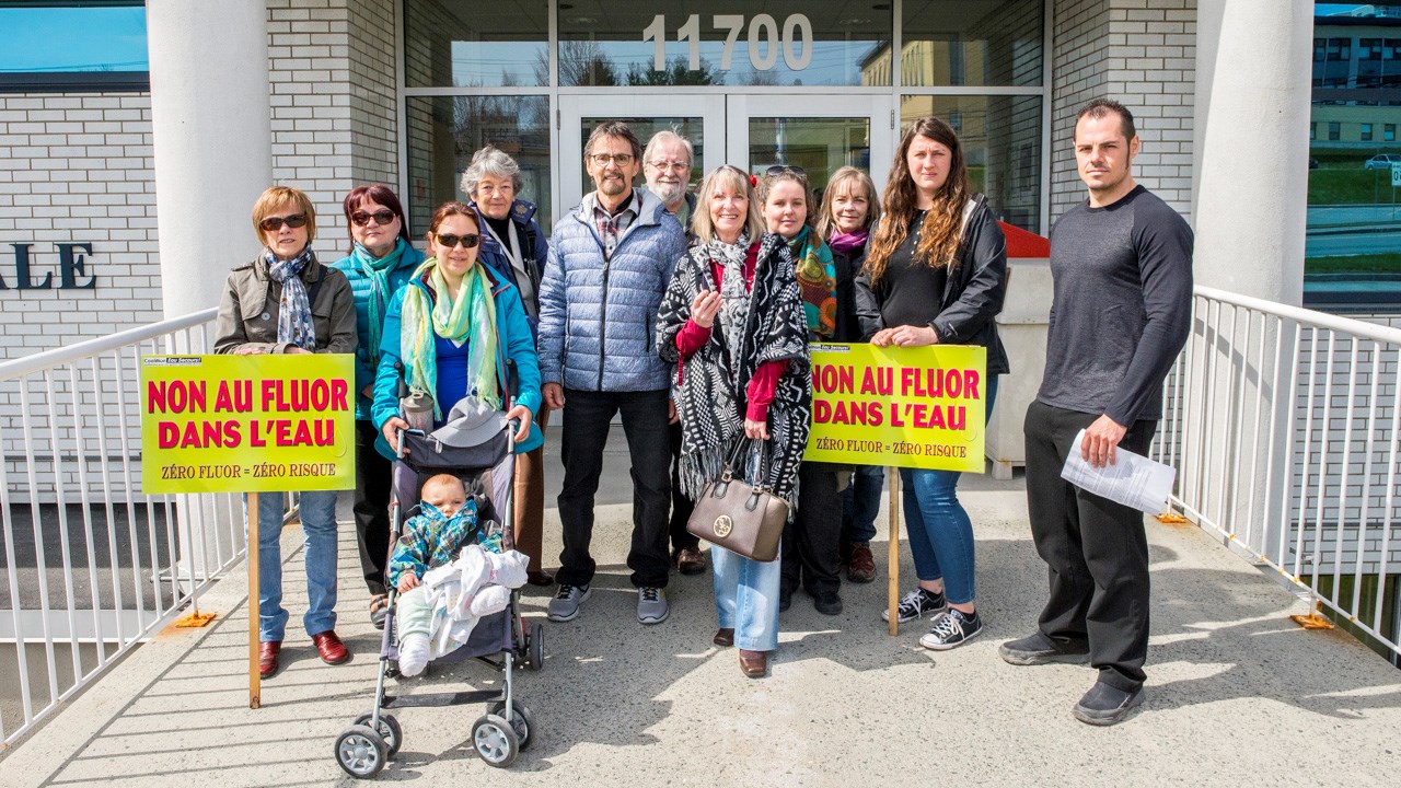 Un point presse avec des citoyens engagés dans le dossier de la fluoration de l'eau potable a eu lieu ce matin à Saint-Georges devant l'Hôtel de Ville. 
