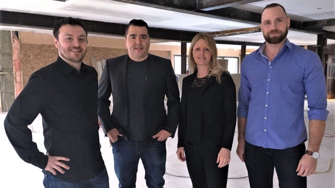 L'équipe derrière le restaurant Shaker de Saint-Georges. De gauche à droite : Kevin Grondin, associé directeur général, Jason Groleau, associé, Marie-Claude Grégoire, associée chef exécutif ainsi que Louis Larochelle, associé.