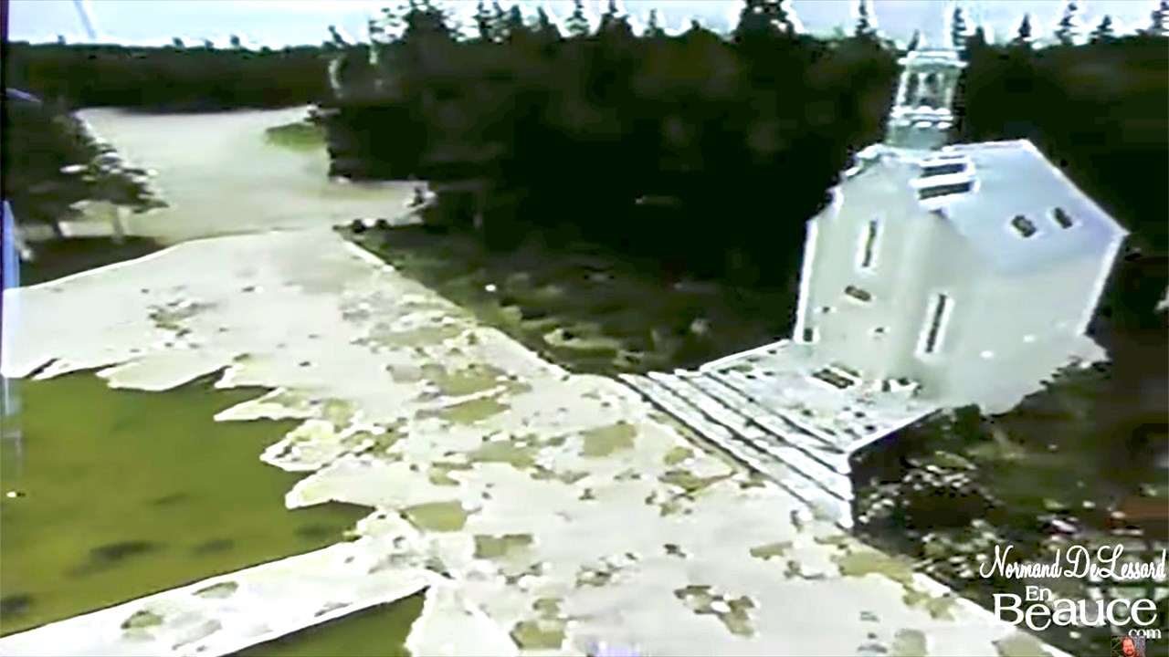 Dans cette capsule, Normand présente des images du déménagement de la petite chapelle de Marcel Dutil de La Guadeloupe à l'île d'Anticosti en avril 2003.