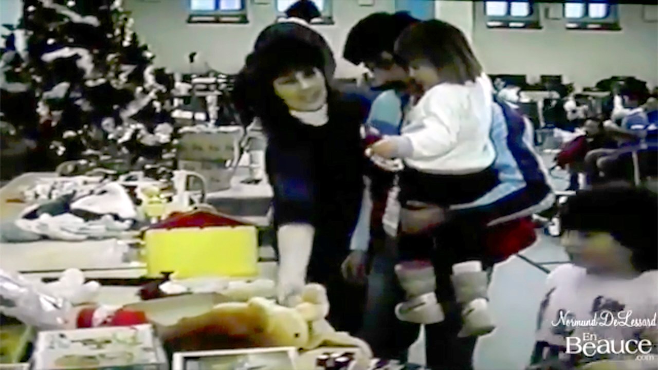 Normand DeLessard présente des images du Noël des pompiers à Saint-Georges en 1989. 