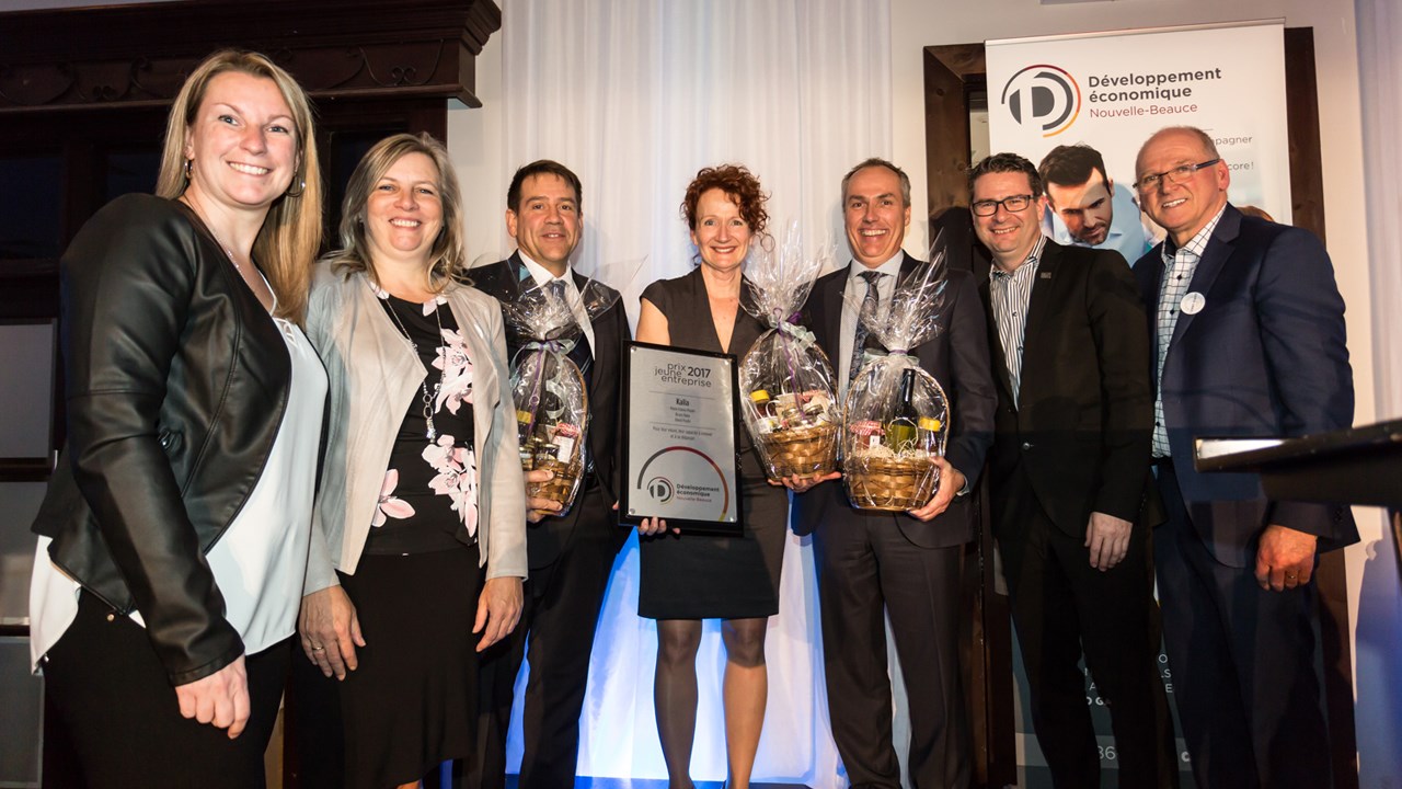 De gauche à droite : Marlène Bisson, directrice des opérations et commissaire industrielle, DENB, Josée Turgeon, directrice générale, Desjardins entreprises Chaudière-Nord, Bruno Raby, vice-président exécutif et directeur général, Kalia, Marie-France Poulin, vice-présidente, Kalia, David Poulin, président, Kalia, André Bonneville, président de DENB et Claude Drouin, directeur du développement des affaires et commissaire industriel, DENB.