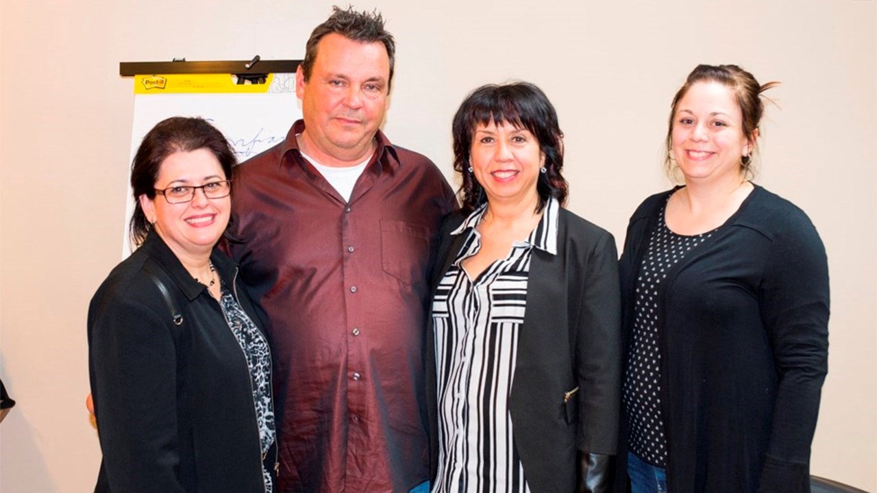 Alain Goulet, conférencier régulier de l'organisme, entouré des fondatrices de Parents + Chantal Bernard, Caroline Paquet et Marie Lafrance.