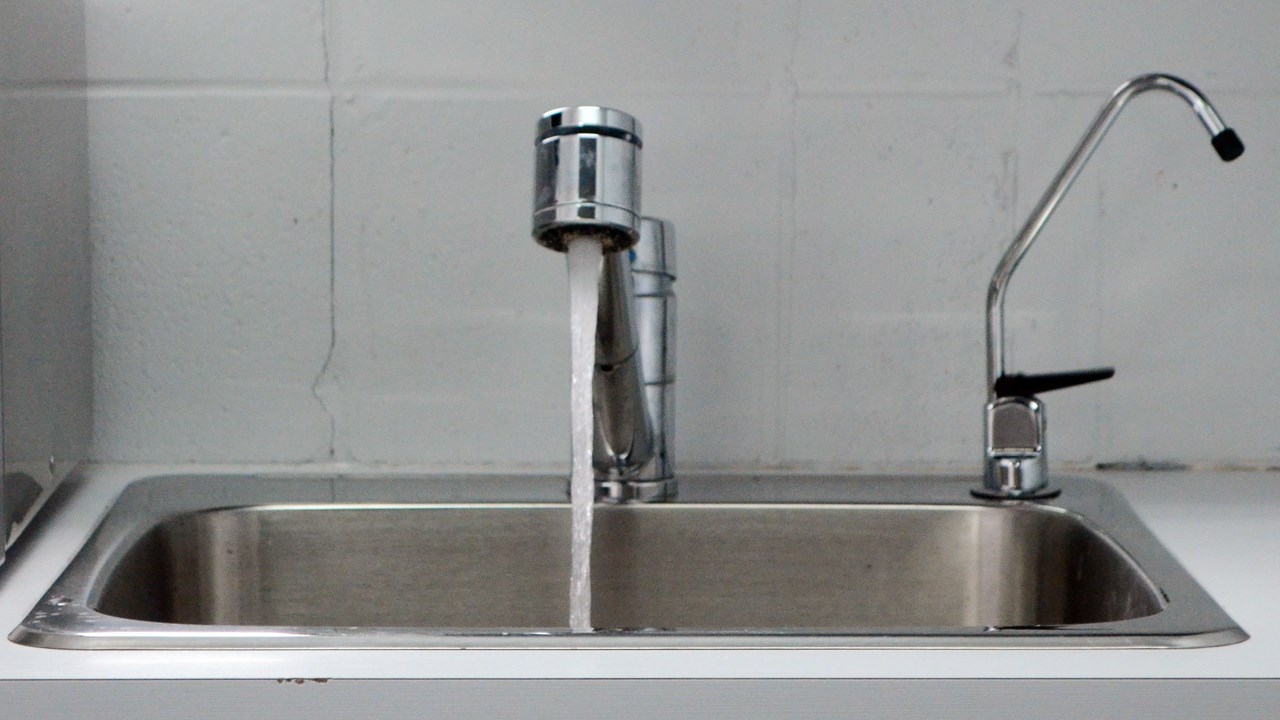 Aucun danger de boire de l'eau fluorée selon le dentiste-conseil Christian Fortin