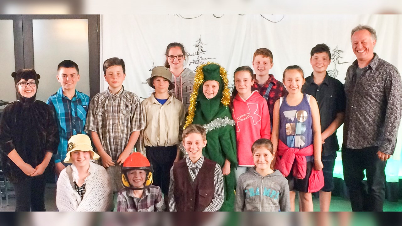 Élèves de 5 e année de l’école Curé-Beaudet de Saint-Éphrem accompagné de l’auteur de la pièce de théâtre et enseignant, M. Denis Duval.