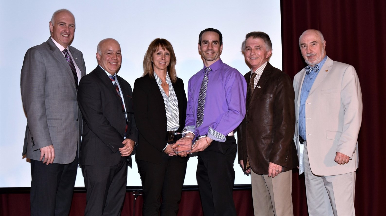Normand Lessard, directeur général de la CSBE, Normand Poulin, enseignant, Nancy Labbé, directrice de l’école secondaire Veilleux, Frédéric Poulin, enseignant, Charles-Henri Lecours, président de la CSBE et Denis Langlois, président du Regroupement des commissions scolaires de la Chaudière-Appalaches.