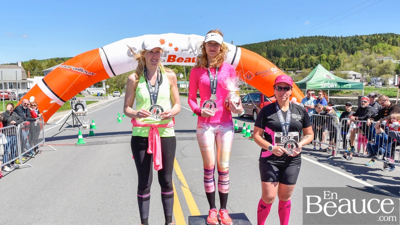 Le podium des 21,1 km chez les femmes.