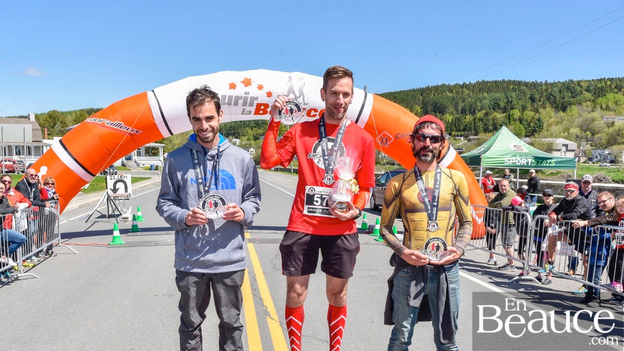 Le podium des 21,1 km pour les hommes.
