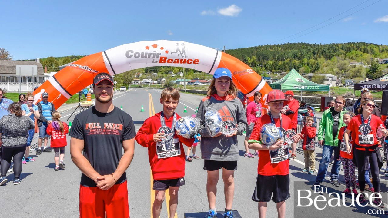 Le podium de la course des 2 km pour les enfants de moins de 12 ans.