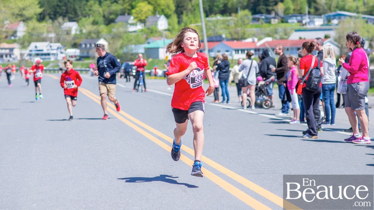 Environ 200 enfants ont couru le 2 km du Défi PSF, pour la grande joie des spectateurs