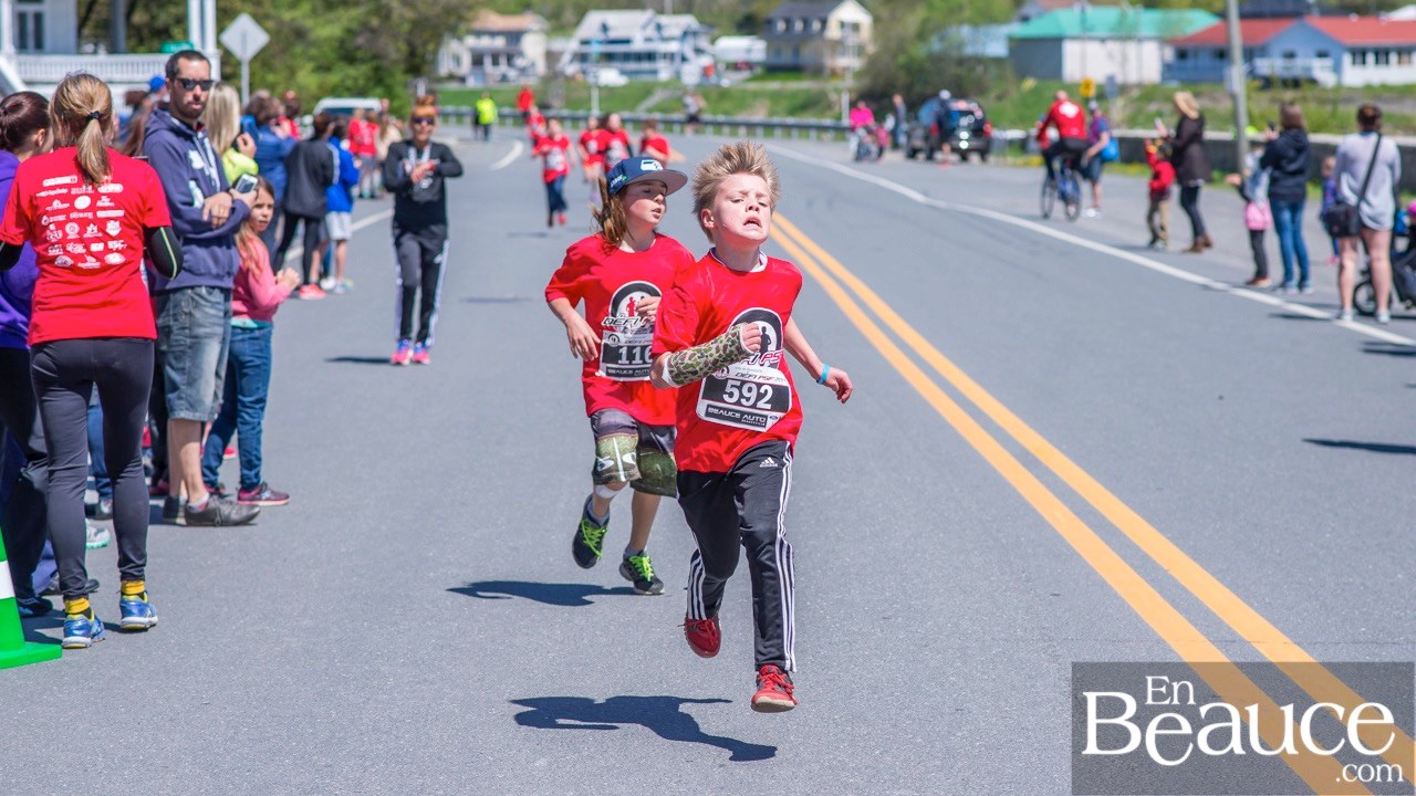 Environ 200 enfants ont couru le 2 km du Défi PSF, pour la grande joie des spectateurs