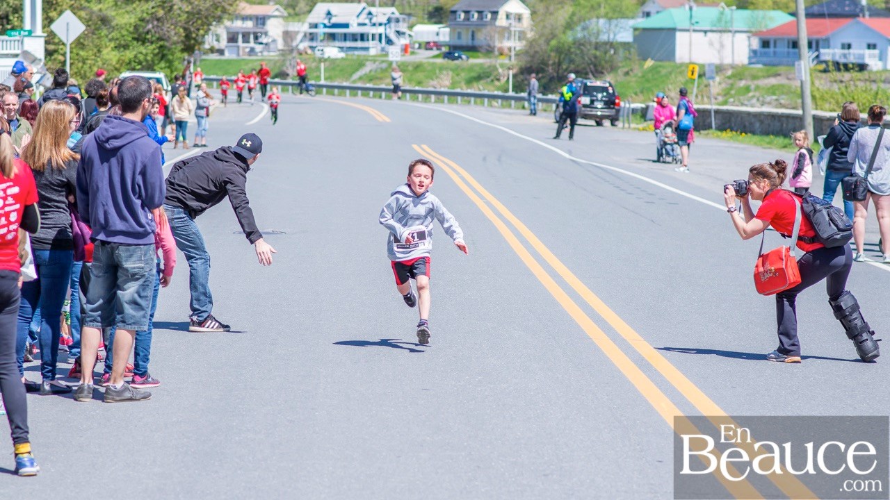 Environ 200 enfants ont couru le 2 km du Défi PSF, pour la grande joie des spectateurs