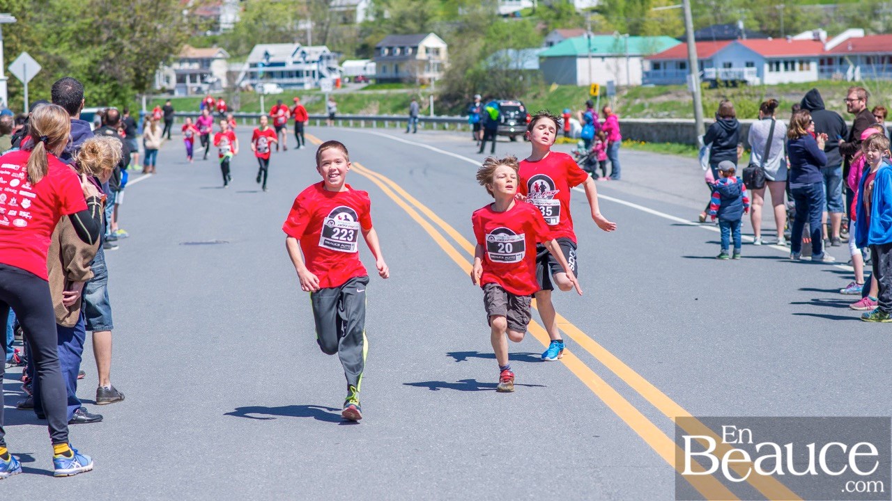 Environ 200 enfants ont couru le 2 km du Défi PSF, pour la grande joie des spectateurs