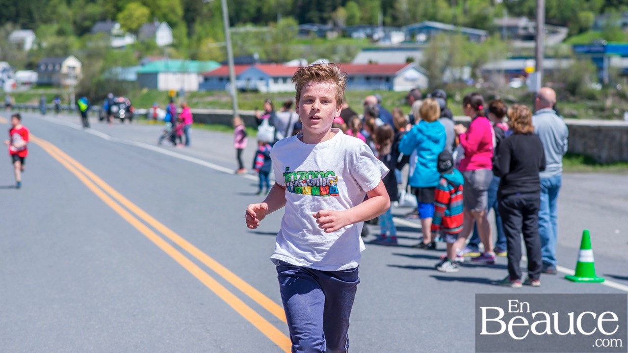 Environ 200 enfants ont couru le 2 km du Défi PSF, pour la grande joie des spectateurs