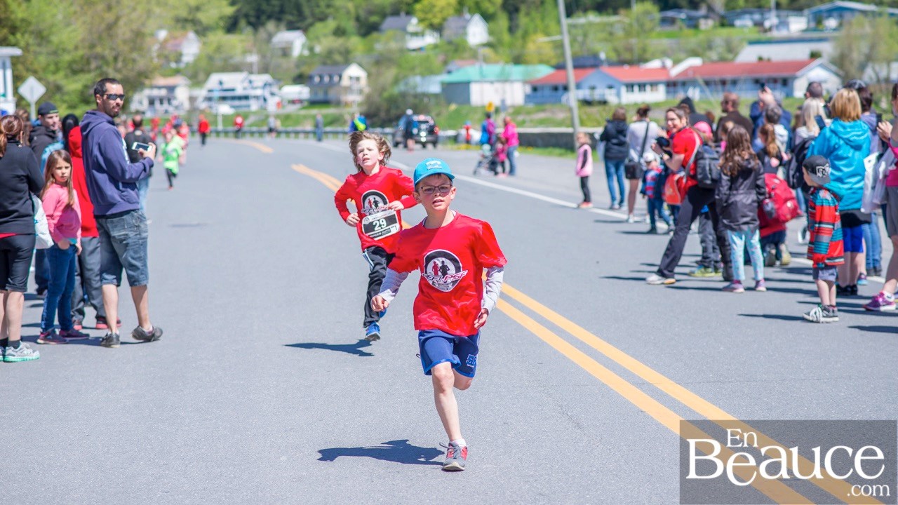 Environ 200 enfants ont couru le 2 km du Défi PSF, pour la grande joie des spectateurs