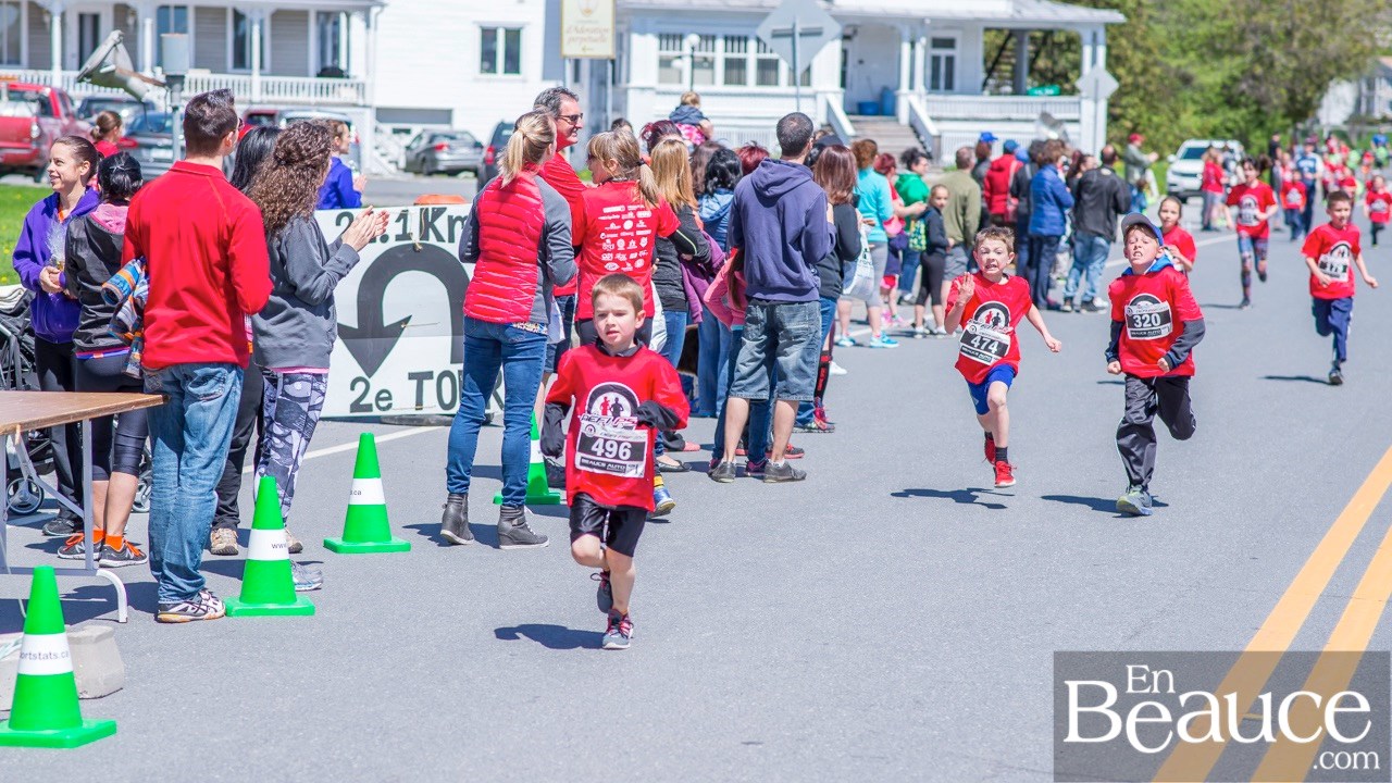 Environ 200 enfants ont couru le 2 km du Défi PSF, pour la grande joie des spectateurs